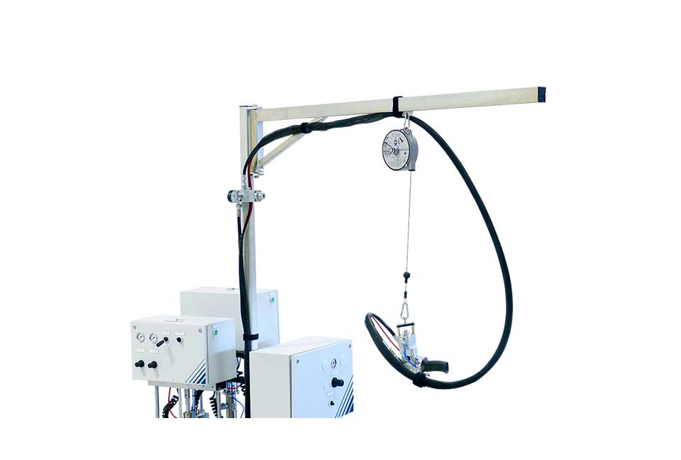 2K metering, mixing and dispensing equipment with swing arm for ergonomic work