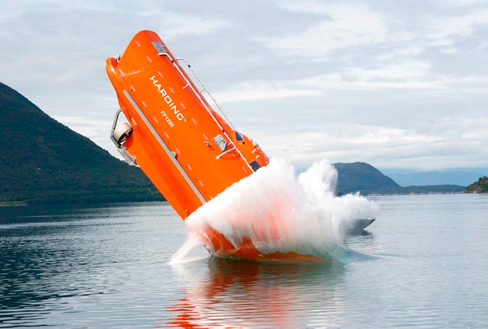 Шлюпки свободного падения. ФРИФОЛ шлюпка. Хардинг спасательная шлюпка. Lifeboat ff1200. Спасательная шлюпка Norsafe.